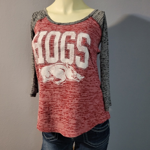 Pro Player Gray & Red Arkansas Hogs Scoop Neck 3/4 Sleeve Tee - Picture 1 of 5
